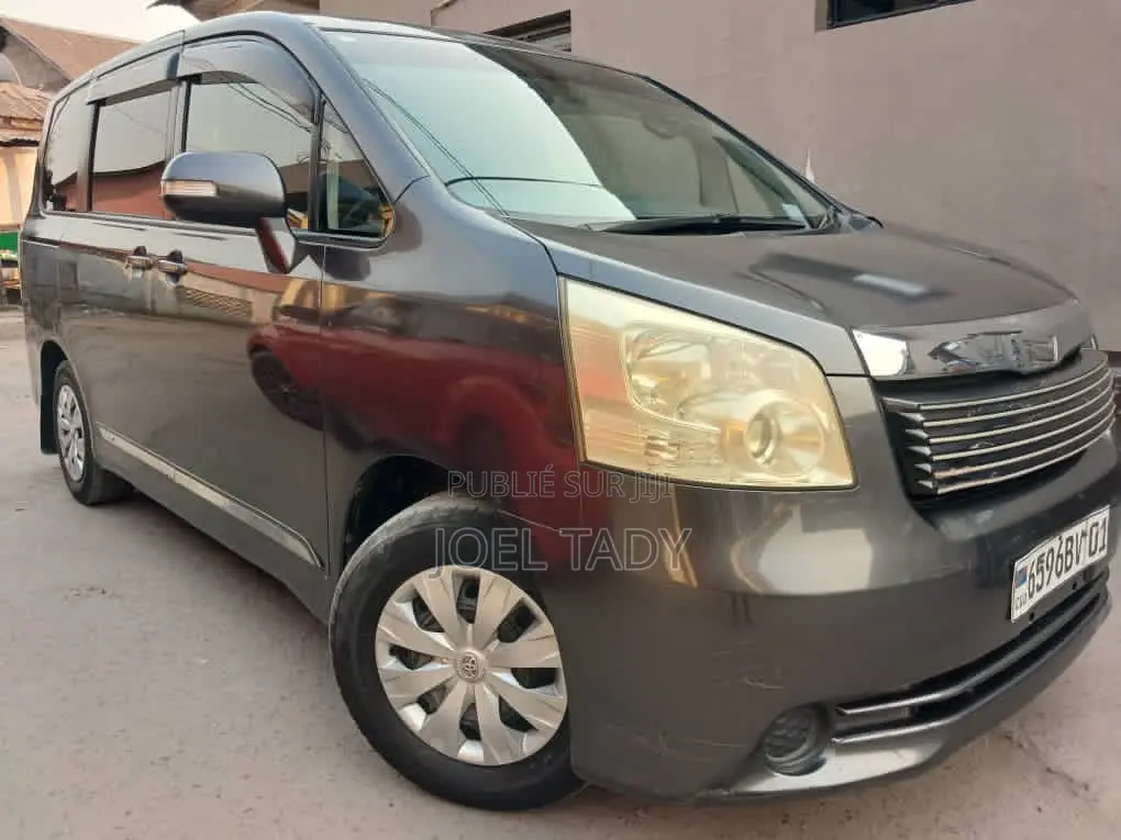 Toyota Noah 2020 Gris