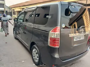 Toyota Noah 2020 Gris