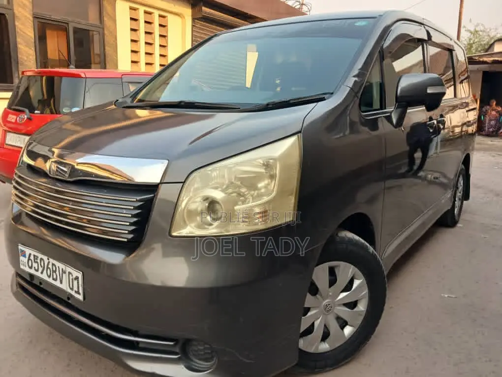 Toyota Noah 2020 Gris