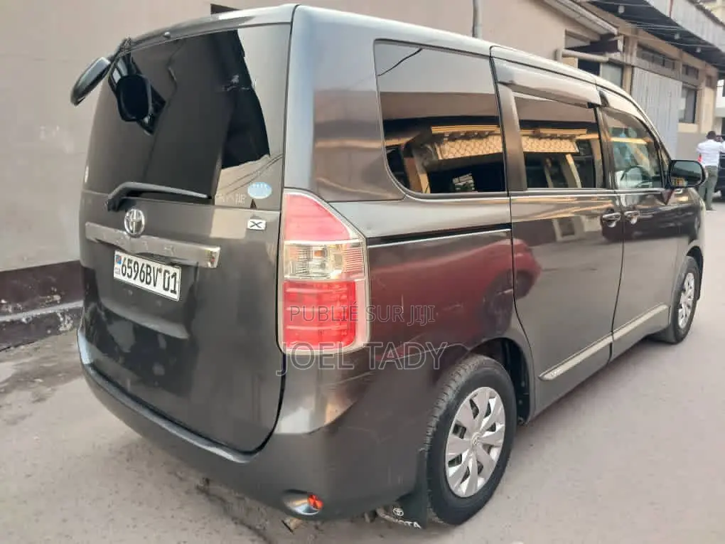 Toyota Noah 2020 Gris