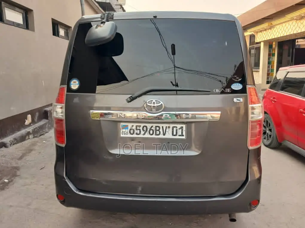 Toyota Noah 2020 Gris