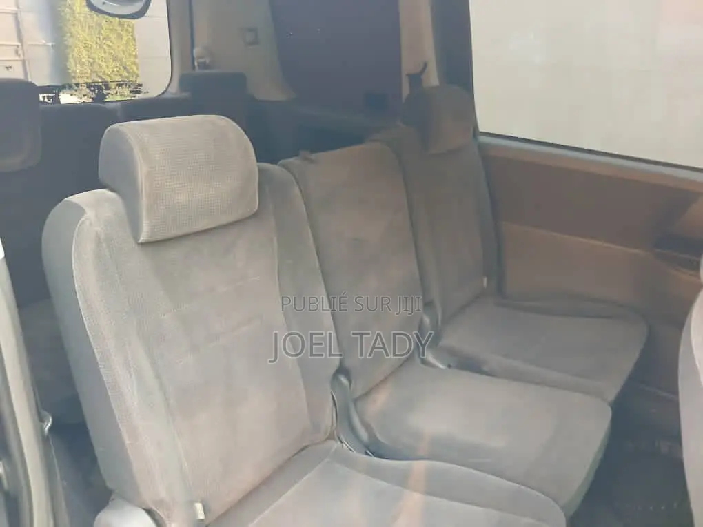 Toyota Noah 2020 Gris