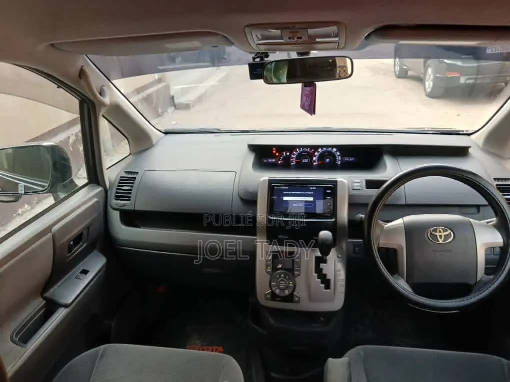 Toyota Noah 2020 Gris