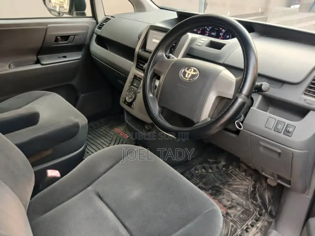 Toyota Noah 2020 Gris