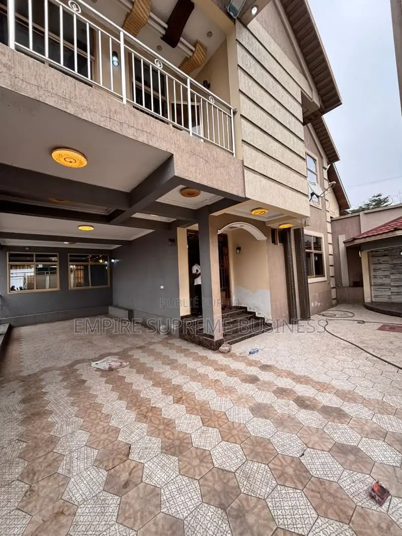 5chbre Maison dans Ngaliema à Louer