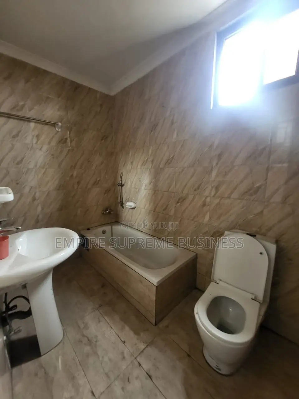 3chbre Appartement dans Empire Supreme, Kintambo à Louer