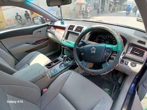 Toyota Crown Majesta 2014 Bleu