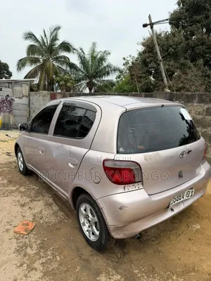 Toyota Vitz 1.3 FWD 5dr 2013 Gris