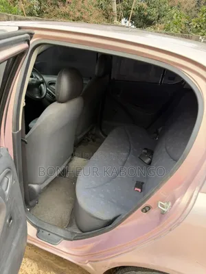 Toyota Vitz 1.3 FWD 5dr 2013 Gris