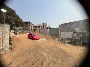 Vente d'Un Terrain Vide Clôturé Portail À Ngaliema