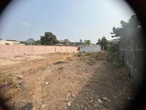 Vente d'Un Terrain Vide Clôturé Portail À Ngaliema