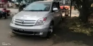 Toyota IST 2006 Gris