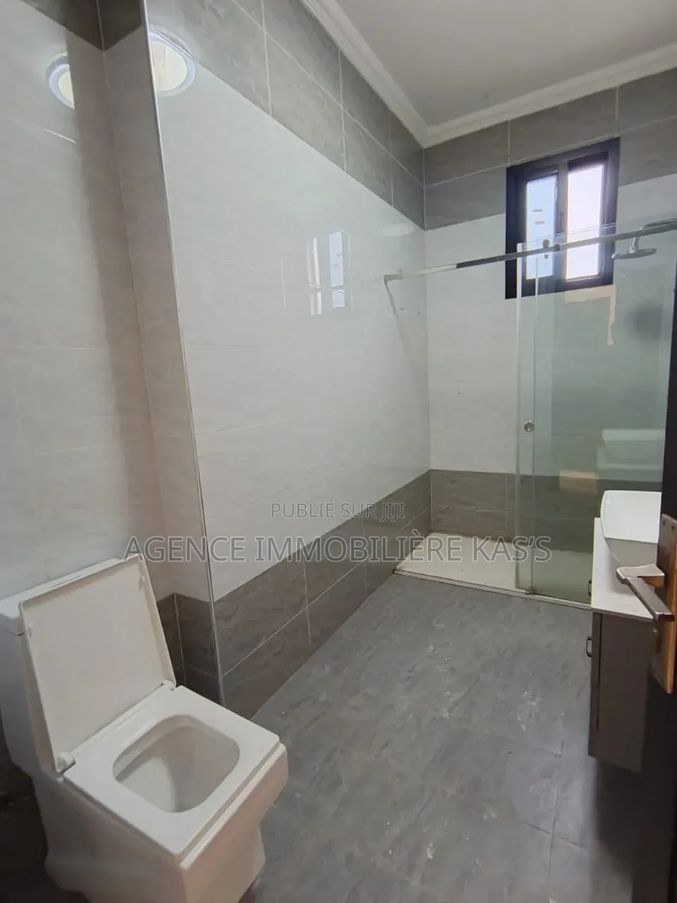3chbre Appartement dans Bilengu Immo, Gombe à Louer