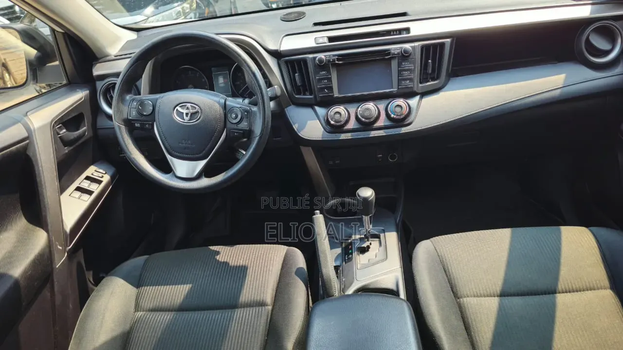 Toyota RAV4 LE 4dr SUV AWD (2.5L 4cyl 6A) 2018 Blanc