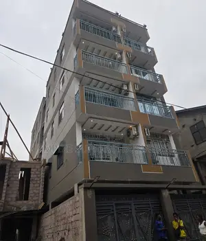 Immeuble De R+4 Mis en Vente Dans La Commune De Lingwala