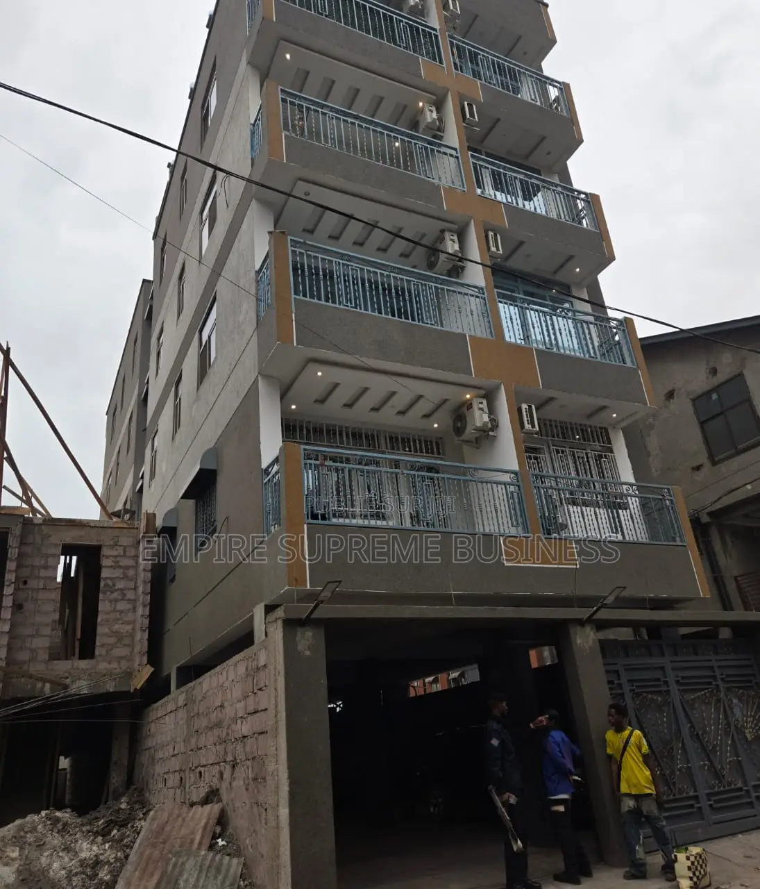 Immeuble De R+4 Mis en Vente Dans La Commune De Lingwala