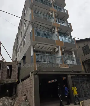 Immeuble De R+4 Mis en Vente Dans La Commune De Lingwala
