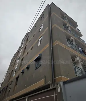 Immeuble De R+4 Mis en Vente Dans La Commune De Lingwala