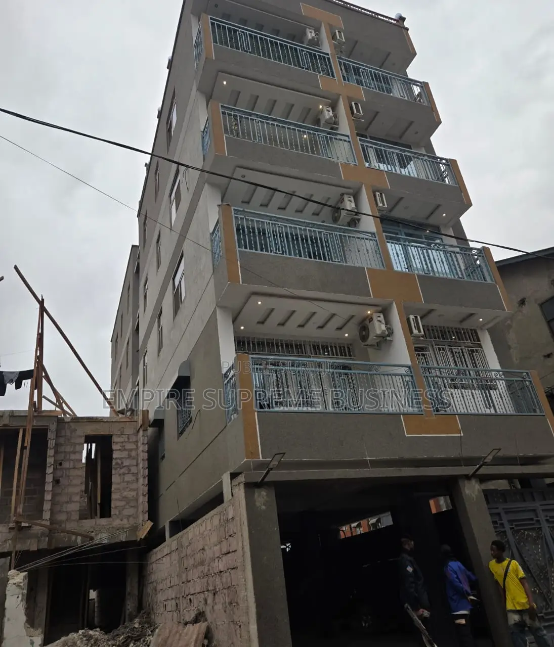 Immeuble De R+4 Mis en Vente Dans La Commune De Lingwala