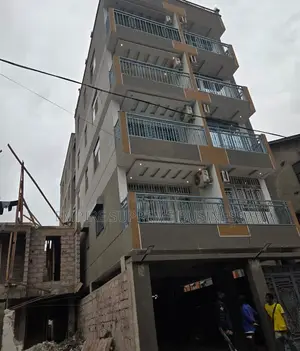 Immeuble De R+4 Mis en Vente Dans La Commune De Lingwala