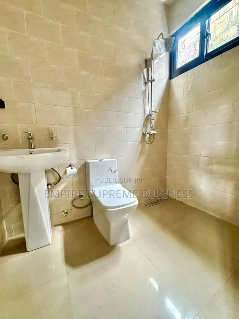 8chbre Maison dans Empire Supreme, Kintambo à Vendre