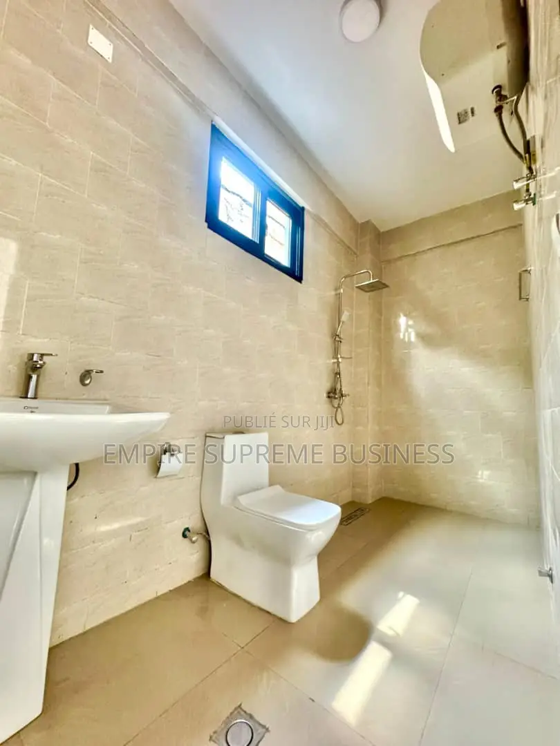 8chbre Maison dans Empire Supreme, Kintambo à Vendre