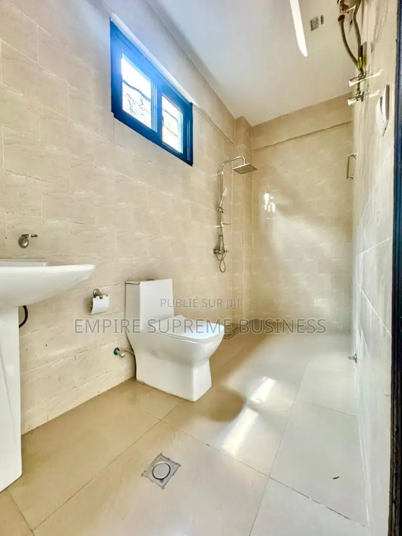 8chbre Maison dans Empire Supreme, Kintambo à Vendre
