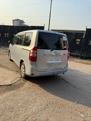 Toyota Noah 2018 Bleu