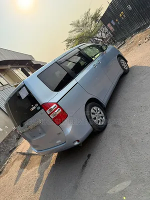 Toyota Noah 2018 Bleu