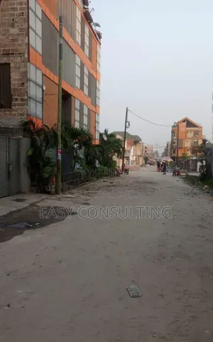  À Vendre À Lingwala – Parcelle Proche Du Macadam