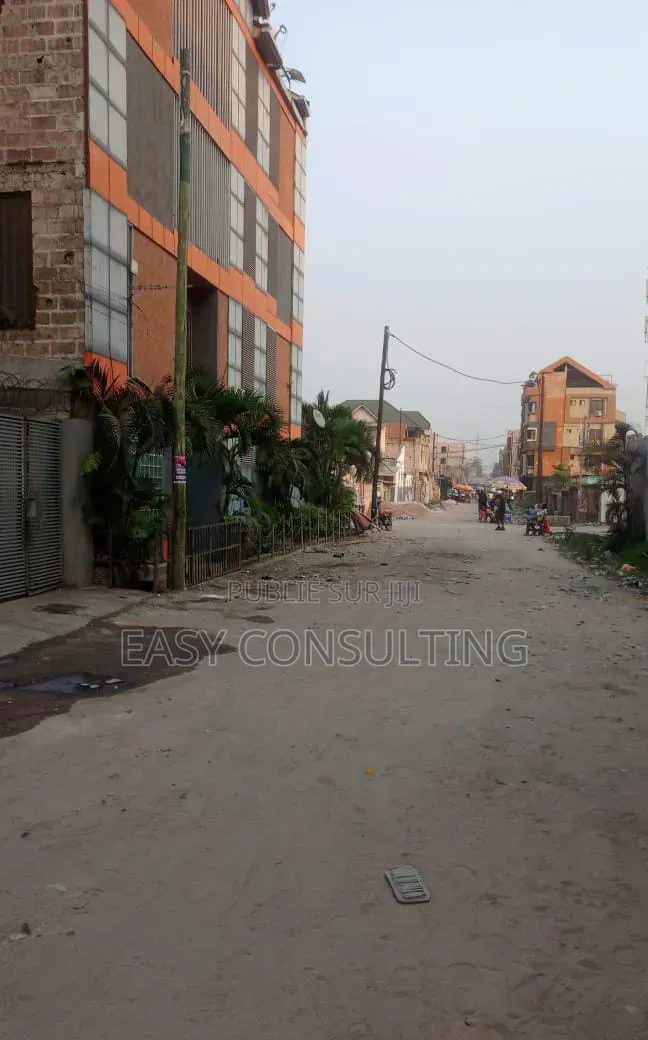  À Vendre À Lingwala – Parcelle Proche Du Macadam