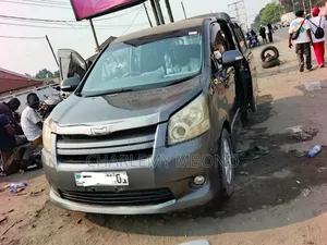 Toyota Noah 2.0 AWD (8 Seater) 2014 Gris