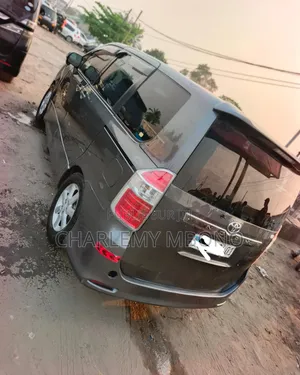 Toyota Noah 2.0 AWD (8 Seater) 2014 Gris