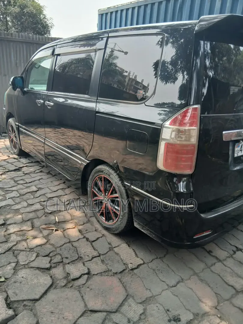 Toyota Noah 2.0 AWD (8 Seater) 2015 Noir
