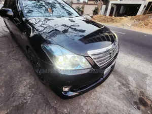 Toyota Couronne 2018 Noir
