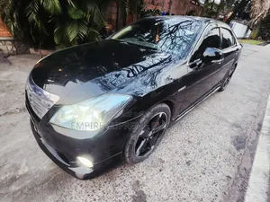 Toyota Couronne 2018 Noir