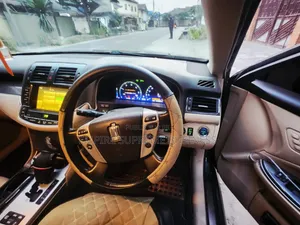 Toyota Couronne 2018 Noir