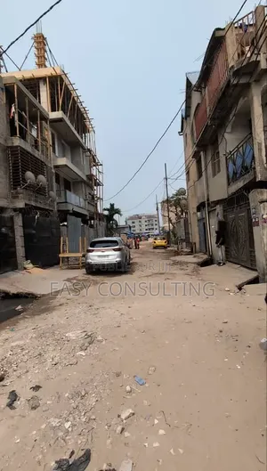 Terrain De 7/21m À Vendre À Lingwala – Non Loin Du Macadam