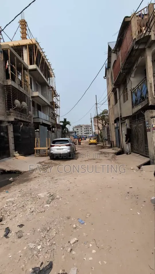 Terrain De 7/21m À Vendre À Lingwala – Non Loin Du Macadam