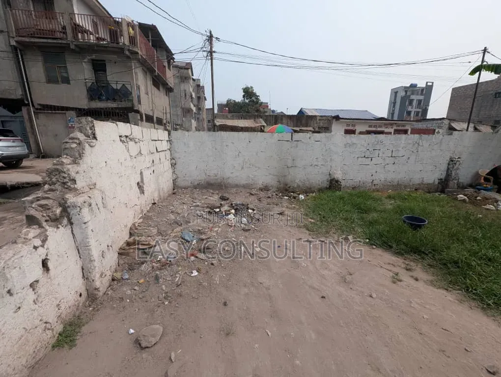 Terrain De 7/21m À Vendre À Lingwala – Non Loin Du Macadam