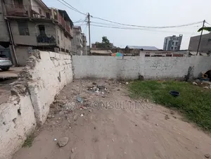 Terrain De 7/21m À Vendre À Lingwala – Non Loin Du Macadam