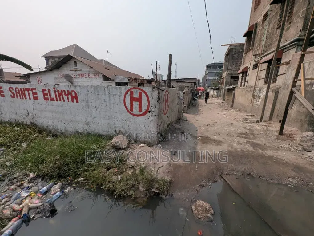 Terrain De 7/21m À Vendre À Lingwala – Non Loin Du Macadam