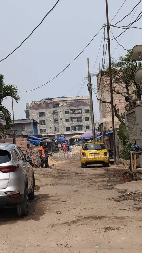 Terrain De 7/21m À Vendre À Lingwala – Non Loin Du Macadam