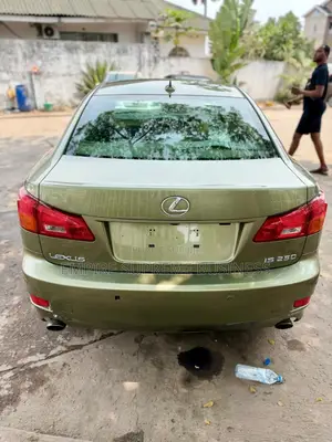 Lexus IS 2017 Vert