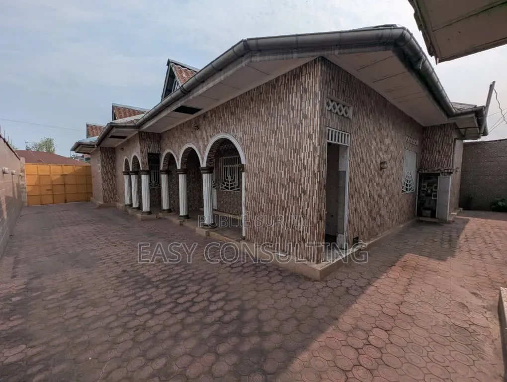 3chbre Villa dans Quartier 2, Ndjili à Vendre
