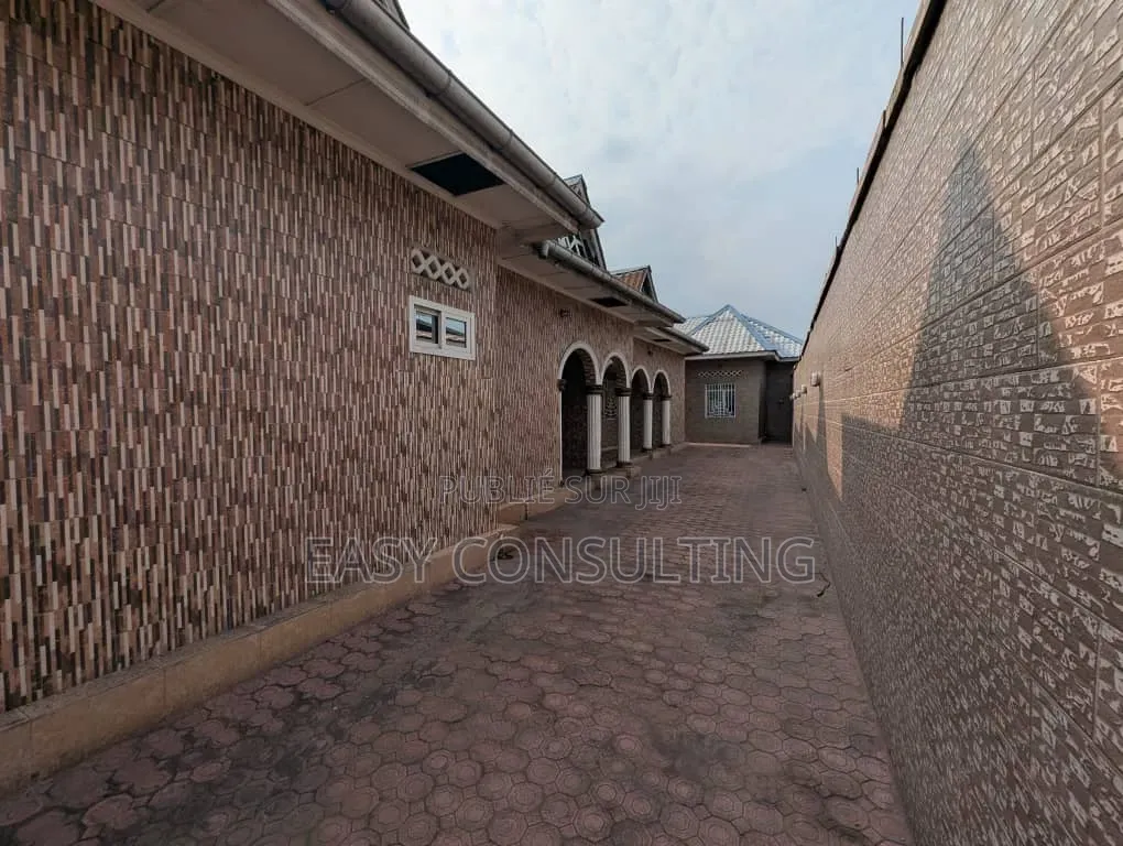 3chbre Villa dans Quartier 2, Ndjili à Vendre
