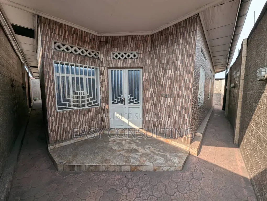 3chbre Villa dans Quartier 2, Ndjili à Vendre