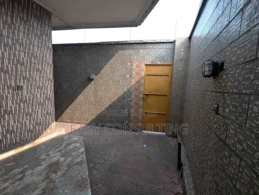 3chbre Villa dans Quartier 2, Ndjili à Vendre