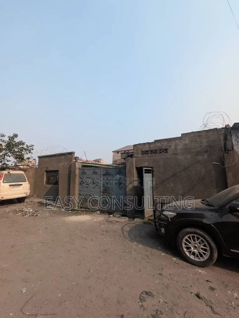  Parcelle 15×27 M À Vendre À Barumbu — Possibilité De Morcellement
