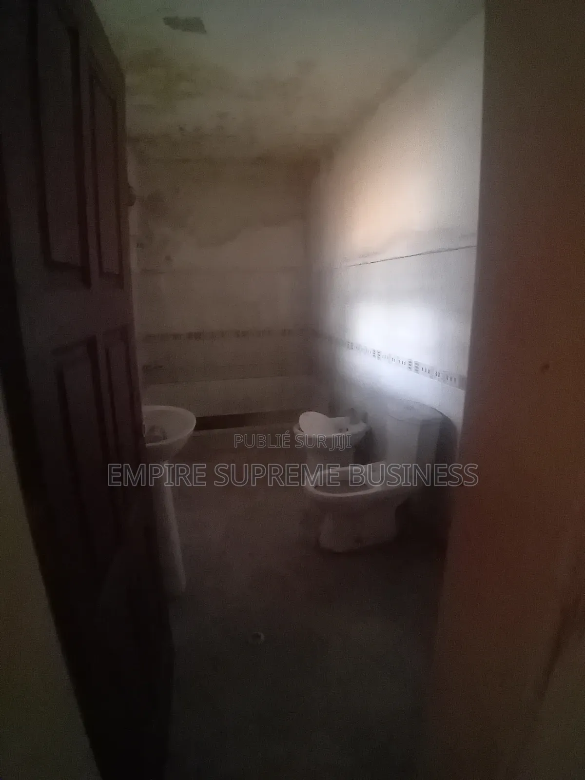 4chbre Villa dans Empire Supreme, Ngaliema à Vendre